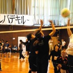 競り合い