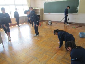 ３月１１日（水）　卒業生による奉仕作業